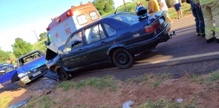 Três pessoas ficam feridas em acidente com dois carros na PR-218