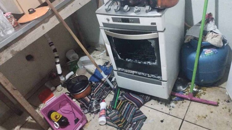 Homem é preso após agredir esposa com cabo de vassoura