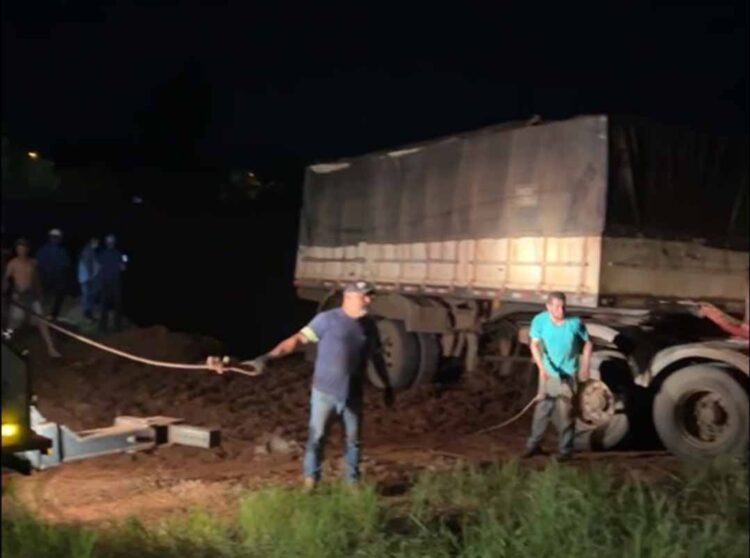 Carreta é retirada de “buracão” após chuva intensa de domingo