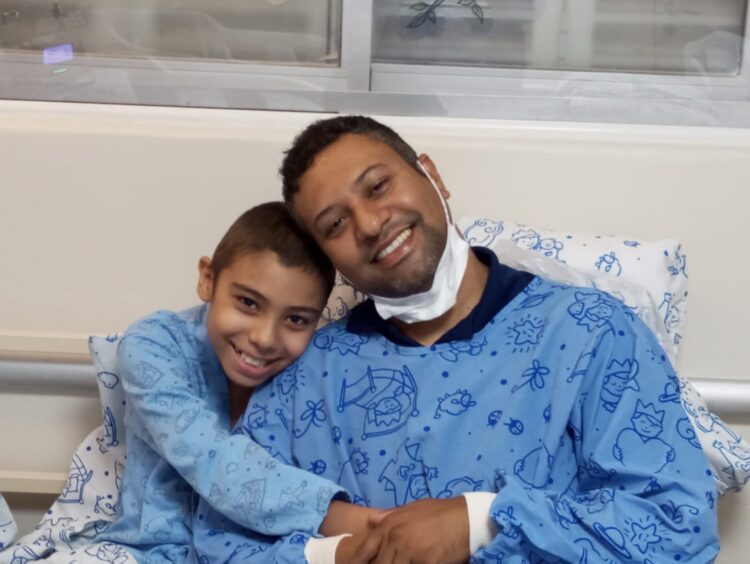 Após grande batalha, Samuel recebe medula doada pelo pai