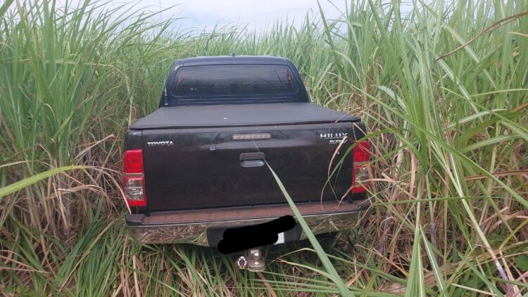 Caminhonete roubada em residência de Nova Esperança é encontrada em canavial