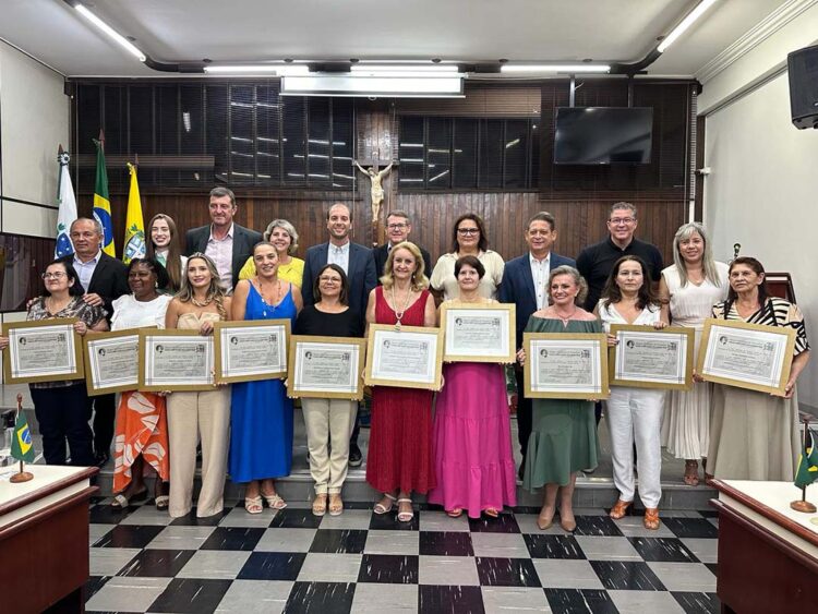 Vereadores homenageiam mulheres de destaque com Comenda do Mérito