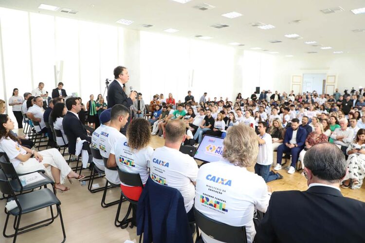 Com 89 mil estudantes do ensino médio elegíveis, Paraná adere ao programa Pé-de-Meia