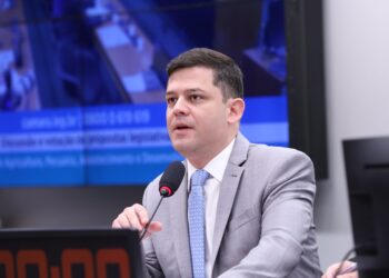 Deputado Tião Medeiros apresenta medida contra resolução da Anvisa que regulamenta a produção da carne sintética no Brasil
