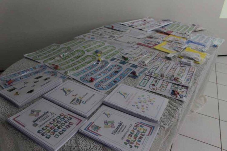 Prefeitura de Paranavaí entrega 200 kits de material ABACADA para alunos autistas