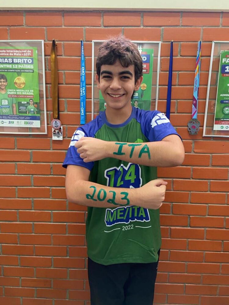 Jovem recordista que cursa duas faculdades  aos 15 anos é indicado a prêmio