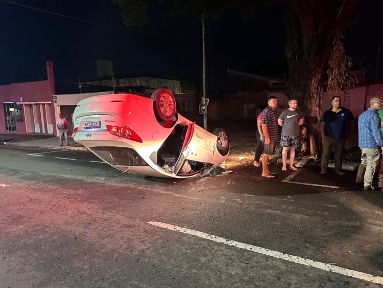 Carro fica de ‘cabeça para baixo’ após colisão em Paranavaí