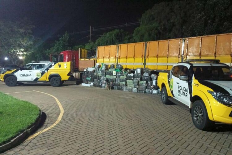 Com apoio de cão, PM apreende 2 toneladas  de maconha em caminhão em Iguaraçu