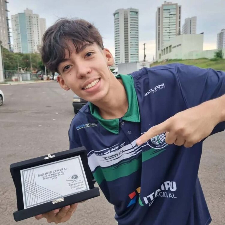 Atleta de Paranavaí ganha prêmio de melhor central sub-16 de voleibol