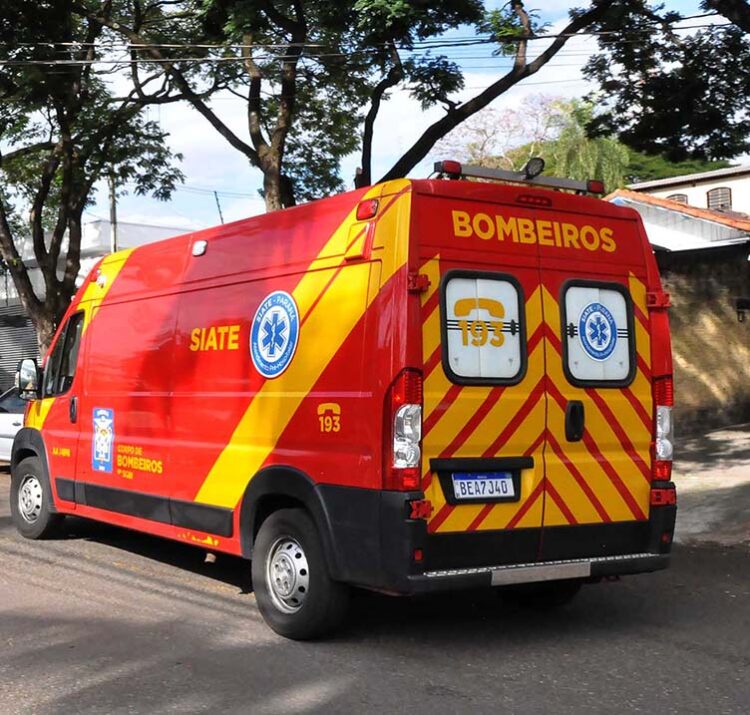 Colisão entre motocicleta e carro deixa homem ferido na Avenida John Kennedy