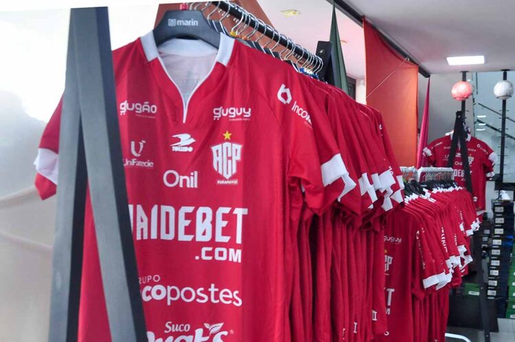 Procura por camisas do ACP superam expectativas de lojistas