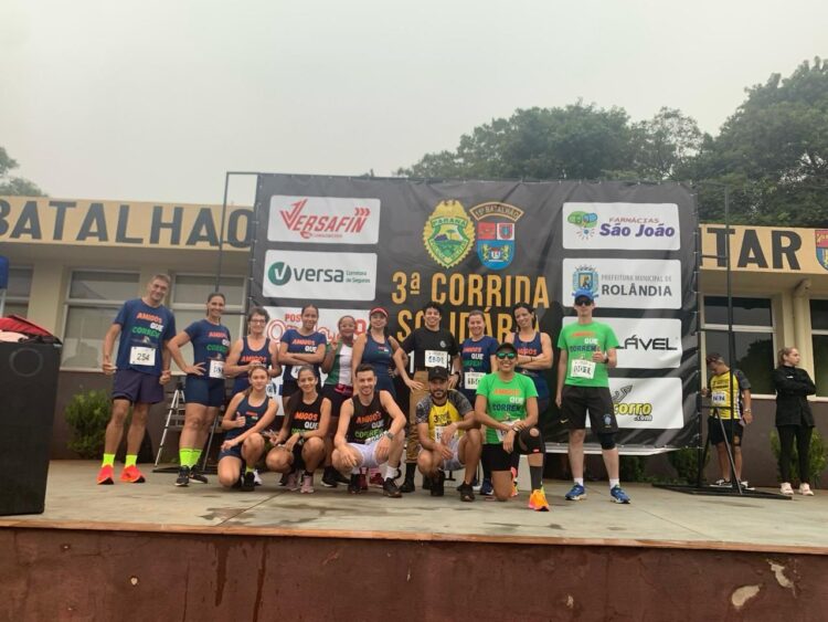 Integrantes do grupo de corrida Amigos  que Correm ganham medalha em Rolândia