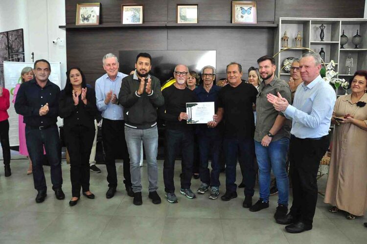 Grupo musical Gralha Azul recebe homenagem da Assembleia Legislativa do Paraná