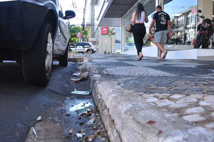 Sem varrição em vias públicas, Paranavaí enfrenta acúmulo de sujeira na área central e nos bairros