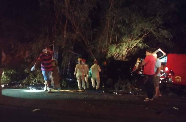 Acidente com micro-ônibus deixa três mortos e 19 feridos na PR-317