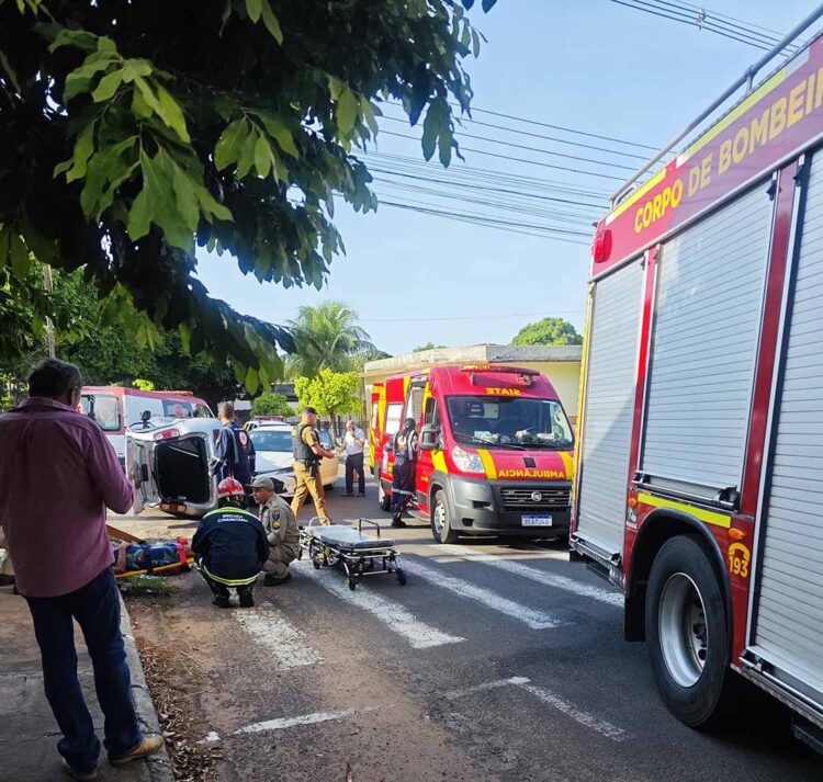 Capotamento de carro deixa dois idosos feridos em Paranavaí