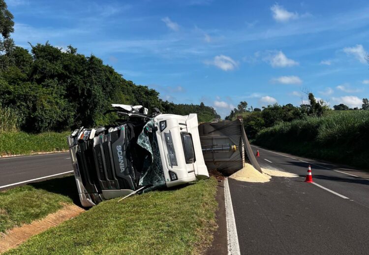 Colisão entre dois caminhões causa tombamento e carga de açúcar é espalhada pela BR-376