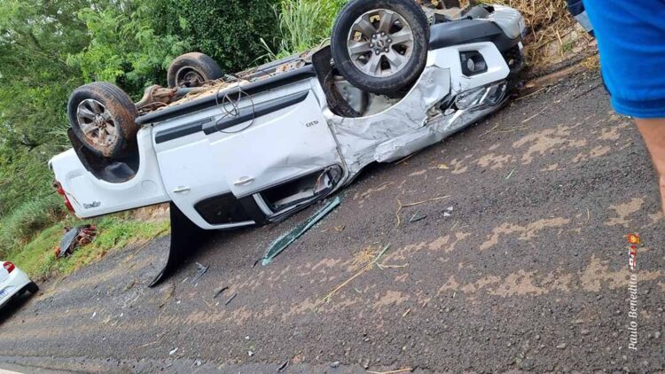 Motorista perde o controle de caminhonete e capota na PR-376