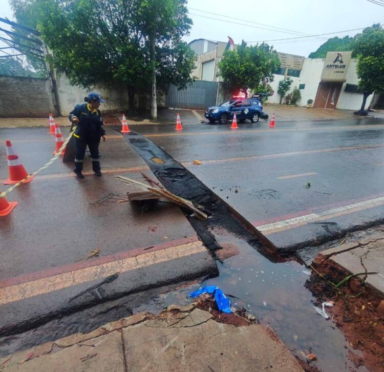 Trecho da Avenida Gabriel Esperidião segue interditado após fissura no asfalto