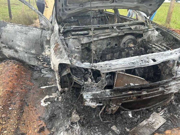 Carro fica totalmente destruído após incêndio na PR-180