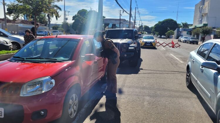 Equipe da Patrulha Maria da Penha realiza blitz educativa no Centro de Paranavaí