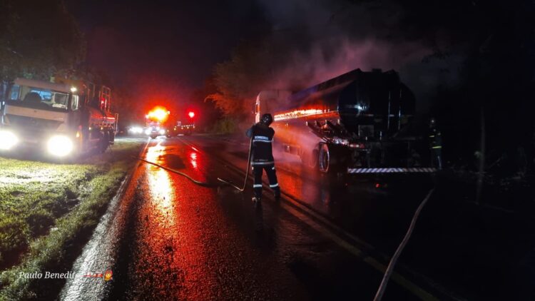 Caminhão carregado com etanol pega fogo em Nova Londrina