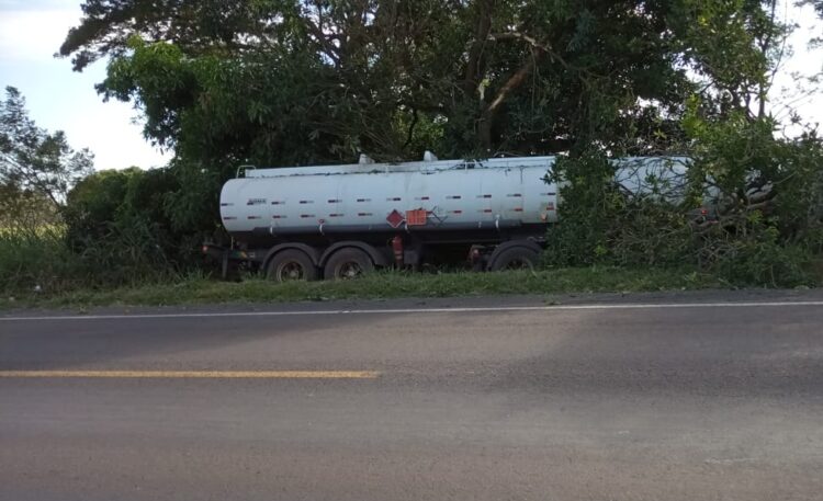 Caminhão carregado de etanol colide em carro e sai da pista na BR-376