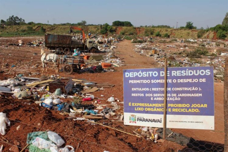 Município segue fiscalizando descarte  de resíduos no buracão da Vila Operária