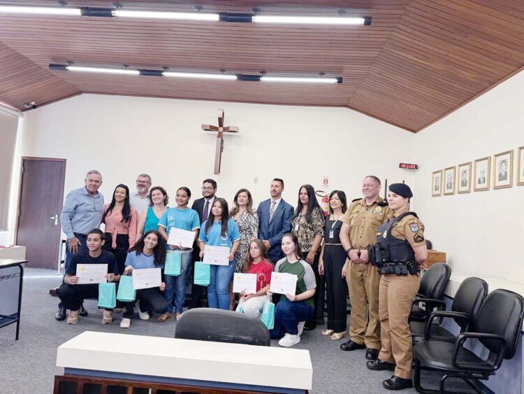 PM participa de premiação de concurso de redação