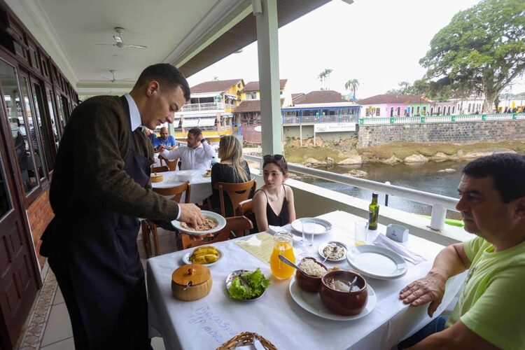 Setor de serviços cresceu 8,5% no 1º bimestre de 2024; turismo teve alta de 2,1%