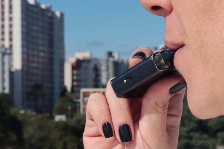 Estado alerta sobre riscos e proibições dos “vapes”