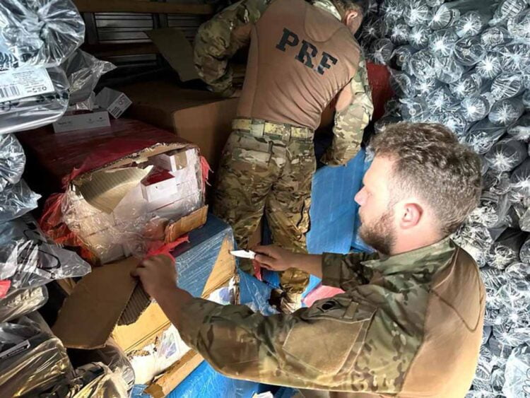 PRF apreende dez mil celulares contrabandeados na BR-277, em Cascavel