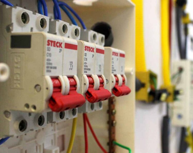 Senai Paranavaí oferece curso de auxiliar de eletricista predial