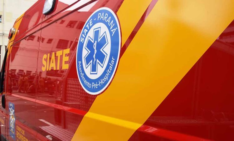 Motociclista de 62 anos fica ferido em colisão com carro