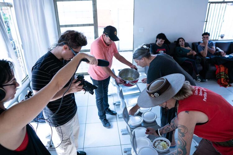 Coletivo LGBTI+, IFPR e MST produzem mais de 300 marmitas veganas para população vulnerável