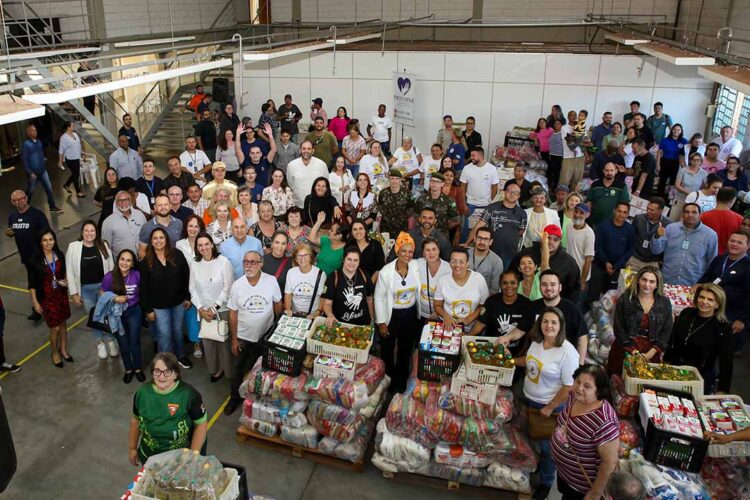 Prefeitura de Maringá entrega 20 toneladas de alimentos arrecadados com portões abertos na Expoingá; parte será destinada ao Rio Grande do Sul