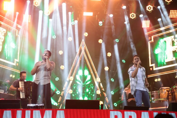 Henrique & Juliano animam público no segundo dia da Expoingá