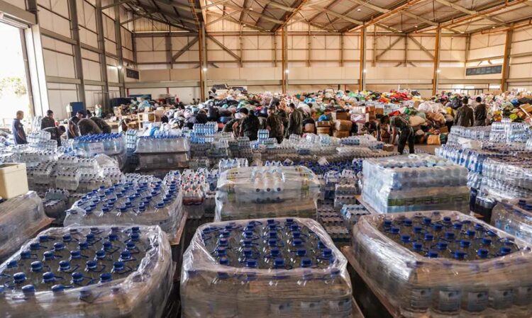 Correios suspende temporariamente envio de roupas para o RS; veja o que doar