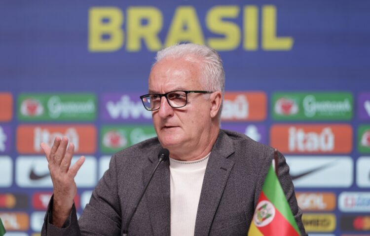 Dorival Jr explica lista de convocados  com apenas três que atuam no Brasil