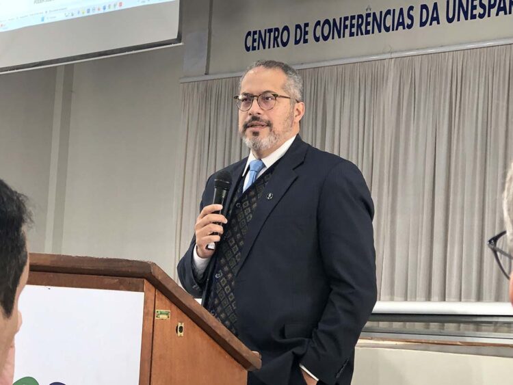 Desembargador Fábio Franco ministra aula magna na Unespar