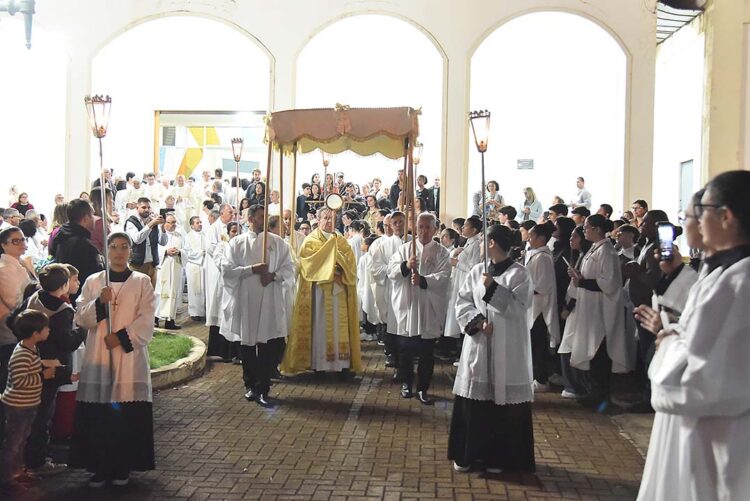 Milhares de pessoas participam das celebrações em Paranavaí