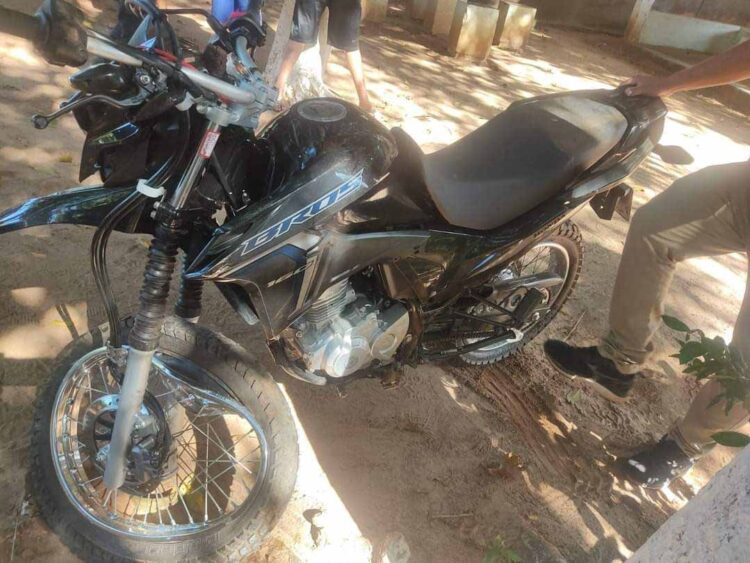 Motociclista de 70 anos morre após colidir com cerca de madeira na PR-577