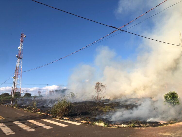 Incêndio toma conta de terreno vazio próximo ao Condomínio Parthenon