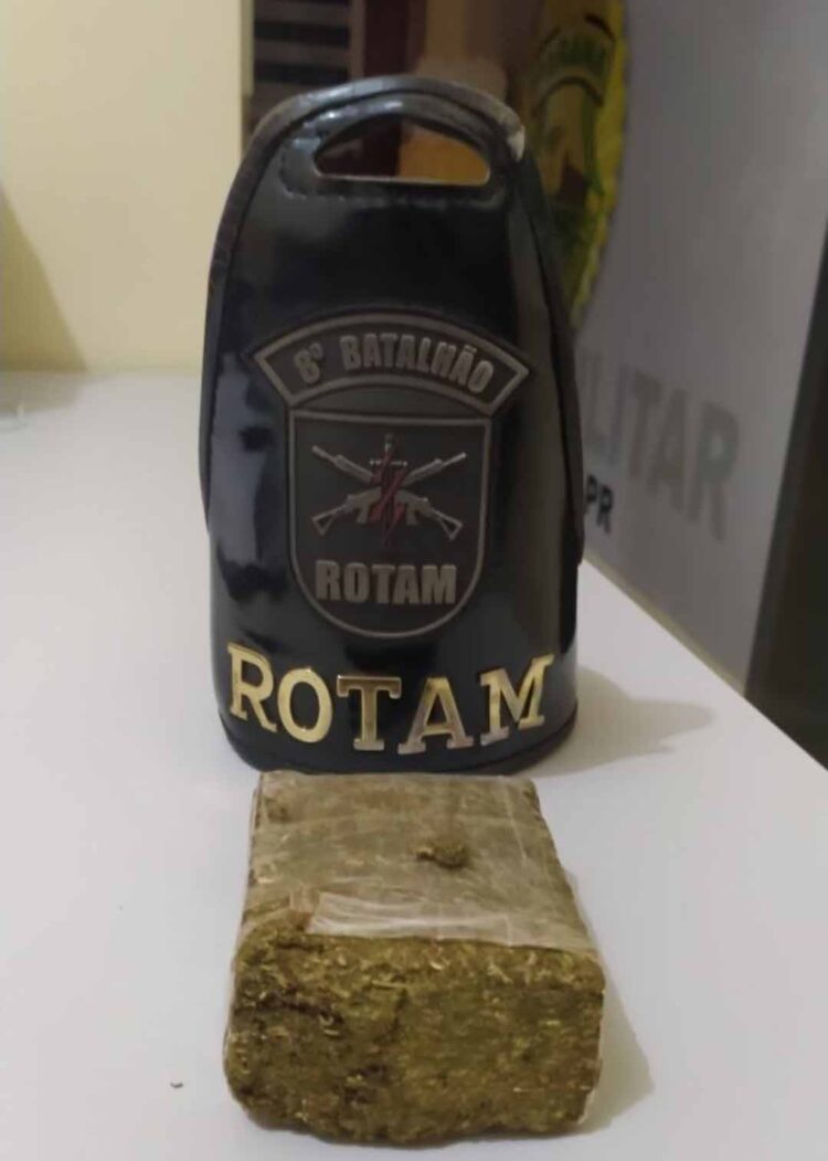 Jovem é presa por tráfico de drogas após denúncia de populares