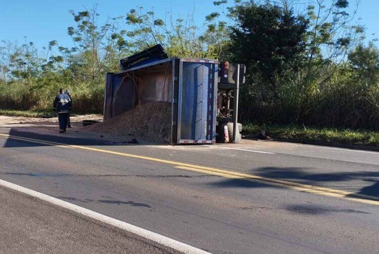 Carreta carregada de areia tomba na BR-376 após acidente