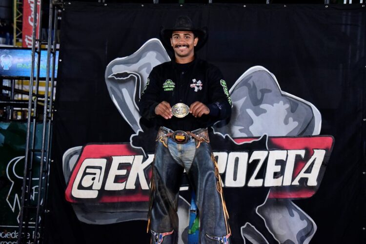 Marcos Gomes é o grande campeão do Rodeio em Touros da 52ª ExpoParanavaí
