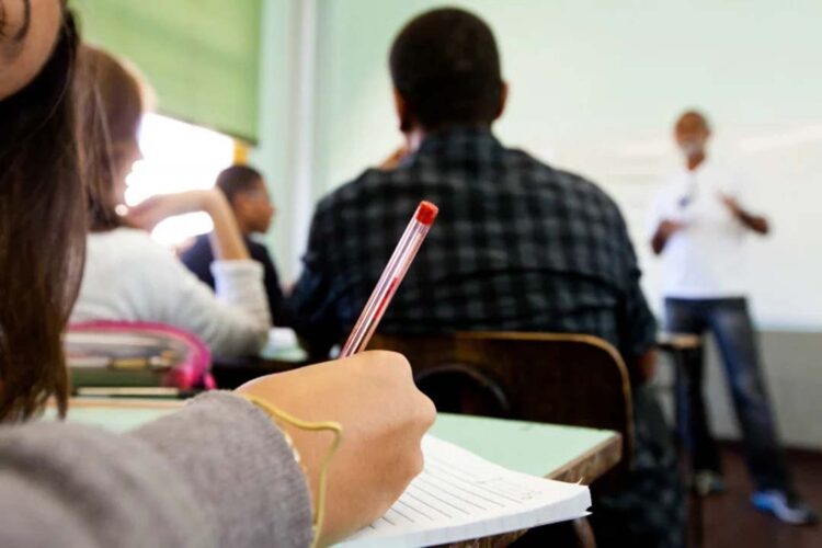 Governo federal rejeita seguir negociação com professores em greve e exige acordo até segunda