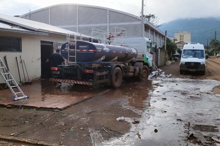 Paraná manda mais 30 caminhões-pipa para auxiliar o Rio Grande do Sul