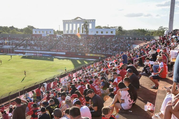 Empurrado pela torcida, ACP goleia Iguaçu em casa