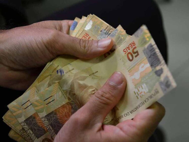 INSS começa a pagar 13º antecipado a quem recebe acima do mínimo